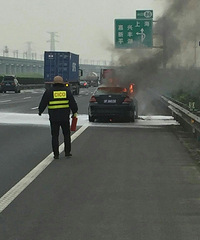 �γ���ʻ�ڼ��˸����� ͻȻһ�ѻ���˳���...Ů˾����ɷ��