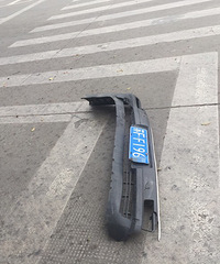 ֱ���б�ͻȻ������ĳ������ص�ײ�� һ��Է���Ȼ�����Ƴ���