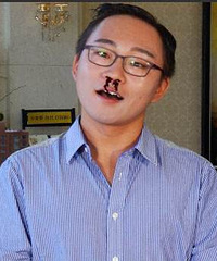 ������ңԶ��ɽ�� ͬʱ��ְ10�ݹ��� ����������Ů����