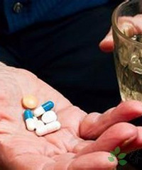 老妈有三高又有颈椎炎 乱七八糟的药一通吃 说她又不听