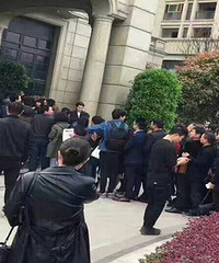 ����ĳ¥��ǰ�ų��� �����ˣ�