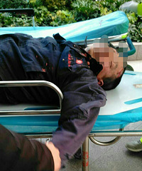 男子在机动车道骑电瓶车 结果被飞驶的轿车撞飞