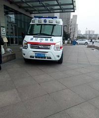 突发!通信电缆突然挂下 骑电瓶车的人遭了秧!脖子被勾摔倒!