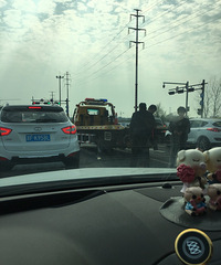长水路翻车汽油漏了一地 司机还在旁边抽起烟来?不要命了!