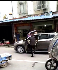 ���ֳ������Ƶ��ͩ��ĳ�˳��ſڴ�� ���ӿ���ŭײһ�ų���