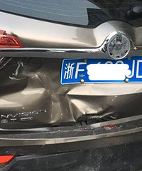 ���ֳ������Ƶ��ͩ��ĳ�˳��ſڴ�� ���ӿ���ŭײһ�ų���