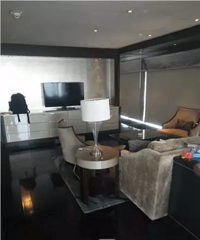 �����»�ҹ�Ƶ�ϴ�� ̧ͷ�������ж���Χ�ۣ�