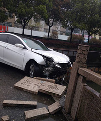 �����쳵��̫�� ���Ŷ���ײ���ˣ�ײ���������� һ��...