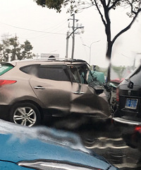 ͩ�����ָ߸��� SUVײ�˴󿨳� ͷ������ˣ�