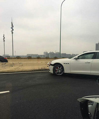 ���ۣ����˴�����һ����������ײ�� ��ͷ�����ˣ�