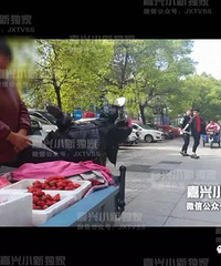 "【当心中招!】嘉兴市区卖草莓的摊贩 太多捣糨糊!"