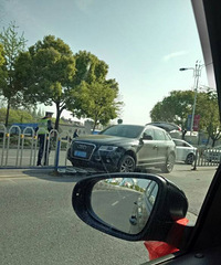 һ���糵��������·բǰ�� һ���µ���ײ�ϻ�����