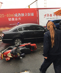 һ���籩�� ��Ժ�ſ�Сë¿ײ����