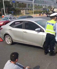 卡罗拉与大闪电之间的对决