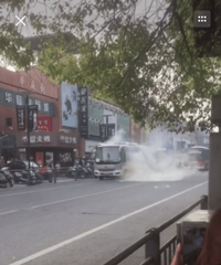 ͻ������ͥ�������аͳ� ͻȻð���������� ����·�ˣ���Ƶ��