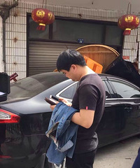 ˾��Ϊ�˼��ֻ� ����ײ�����˼ҵ�ǽ����