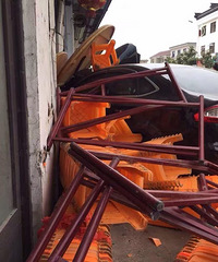 ˾��Ϊ�˼��ֻ� ����ײ�����˼ҵ�ǽ����