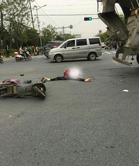 ���²��ҳ��������賵ײ��ƿ�� Ů�ӵ�������