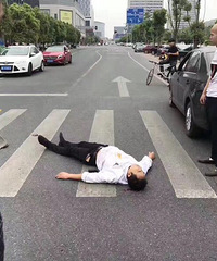 �������ˣ�Сë¿�ڰ����߱�ײ ������ͦͦ���ڵ��� ͷ��һ̲Ѫ