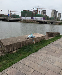 Ҧ�ҵ��ӱ���һ˫���صĸ߸�Ь ����ȴ��֪����...