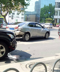 ��ɽ·����׷β�������м�ķ��ﳵƨ�ɶ�����