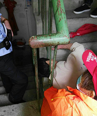 ���գ�����ĳС��һ������¥��ˤ�� ͷ������������