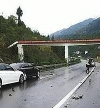 ������ͻȻ�ڳ�һ���� ǰ��������������ײ ʮ����û�ˣ�