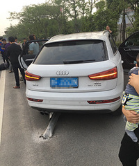 ��ͩ��·���ҳ������µ�ֱ��ײ������ͷ�� �ֳ�һ��̯Ѫ