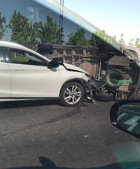 ͩ�����Ϸ���ײ�� һ���󳵱����� Ӣ������������أ�