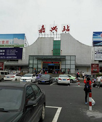 ���˻�վ����һ���ˣ�������� ��ǰһƬ����...