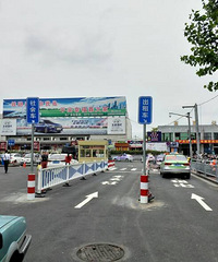 ���˻�վ����һ���ˣ�������� ��ǰһƬ����...