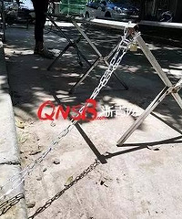 "放大招了!婴儿床、铁架、钢丝床都拖出来了,走进这个小区都惊呆