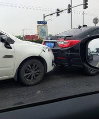 桐乡大道4车追尾 撞了一整排!现场好惨好惨...