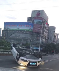 一大早中山路翻车了 白色奥迪四脚朝天好惨呀!