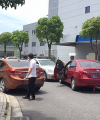 �ٱ�������4S��Ա��Υ��ͣ�� �����ҺͶ��泵��ײ����