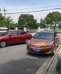 �ٱ�������4S��Ա��Υ��ͣ�� �����ҺͶ��泵��ײ����