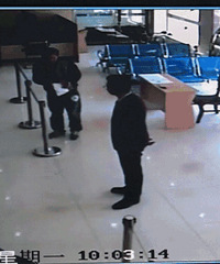 ����С������ȡǮ���ɱ�ϷŪ һŭ֮���ҵ�2���豸��