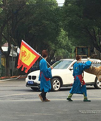 �������½�ͷ����ۡ� һ����̧���ϻ�Ѳ��