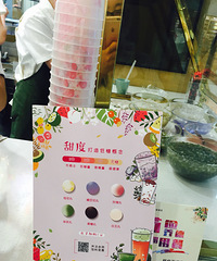 "【我爱夏日冰饮】+这杯奶茶里居然有彩色珍珠丸子和牛油果奶霜"