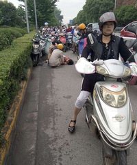 һ�����ƿ������ִ���������ƿ����ײ ���˵���Ѫ����...