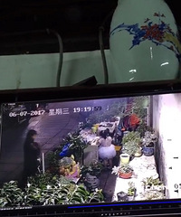 ���ʵ�ģ�����һŮ�����º�͵��һ��...��������