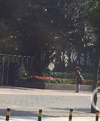 Сѧ����ѧ�ٵ�����У�ſڵ�������������£����Ѷ�������