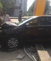 ����÷���ޣ����˳�����ſڰѼ�ɽײ��...