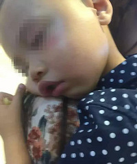 ���꺢���ڷ����ſں������ױ�һŮ�Ӵ򣬺������ŵء�������Ѫ��