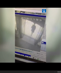 ���꺢���ڷ����ſں������ױ�һŮ�Ӵ򣬺������ŵء�������Ѫ��