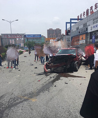 ����������ó԰���ҳ�����200����İµ�R8������ײ�� ���Ҷ�ը��