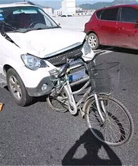 自行车怼上私家车 看看谁比较硬