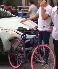 自行车怼上私家车 看看谁比较硬