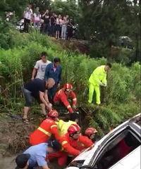 ���γ����ˣ�һ����ɫ�γ����빵�� ˾����ʮ������̧����