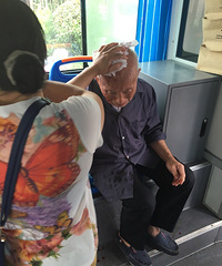 ���£�������������ͨ�¹� ����һλ����ͷƤ��ײ����